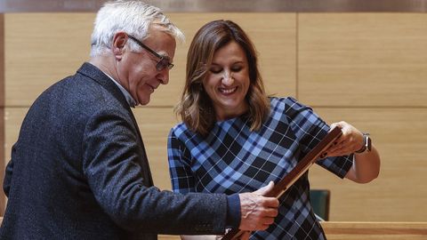 El exregidor de Valencia, Joan Rib�, recibe un obsequio de la actual alcaldesa, Mar�a Jos� Catal�.
