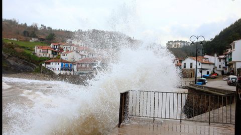 El viento que golpear� con dureza el litoral asturiano dar� lugar a fuertes oleajes