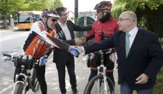 Paco Reyes y el exlendakari vasco Paxti L�pez saludan a unos ciclistas ayer en Santiago. 