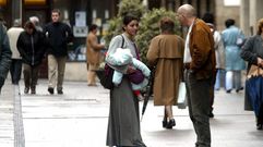 Una mujer, pidiendo limosna con su beb� en Lugo
