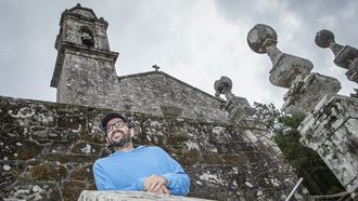 Antonio Rodr�guez na Igrexa de San Cosme de Outeiro, onde comeza a primeira ruta de outono
