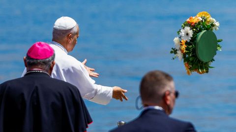 Momento en el que Le�n XIV tir� el ramo de flores al mar.