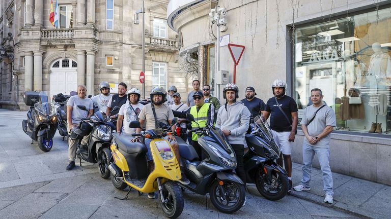 La activación de las cámaras preocupa a los repartidores ourensanos, que solo podrán entrar en el casco viejo en horario de carga y descarga. «Hasta ahora, los policías locales no nos decían nada porque veían que estábamos trabajando, pero con las cámaras no podemos escapar de la multa», dice uno de ellos. Juan José Martín, representante de los trabajadores de Glovo, pide un permiso especial para ellos para que puedan seguir realizando su tarea con normalidad.