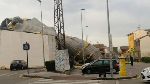 El techo del polideportivo del Berrn desplomado