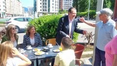 El alcalde de Vigo y candidato del PSdeG, Abel Caballero, tomando un caf con su familia.