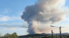 Columna de humo desde Ponte Caldelas el viernes al poco de iniciarse el fuego