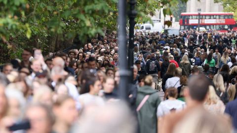 A pesar de la muchedumbre, las personas que acud�an al palacio de Buckingham mostraron un silencioso respeto ante las verjas.