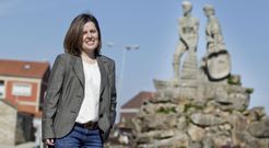 Olga Ochoa posa en la plaza de O Corgo en la �ltima visita que realiz� a O Grove para recoger el premio Meca. 