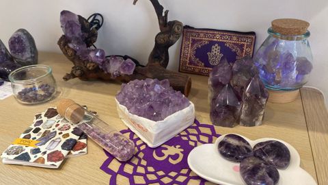 La amatista es un tipo de cuarzo transparente, teido por el xido de manganeso, de color violeta ms o menos subido, que se usa como piedra fina