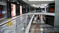 El centro comercial As Cancelas, en Santiago, completamente vac�o por las nuevas restricciones anticovid