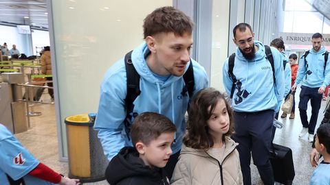 El portero del Celta Andrei Radu, con aficionados en Peinador este mi�rcoles.