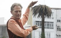Ralf Glasz, ante una palmera afectada en Carril que a su entender habr� que talar. 