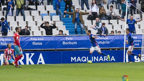 Linares celebrando el 3-2 del Oviedo
