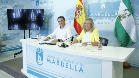 La alcaldesa de Marbella ngeles Muoz junto al edil de Hacienda Flix Romero.