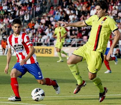 Manu, ante un jugador del Mirand�s la pasada campa�a.