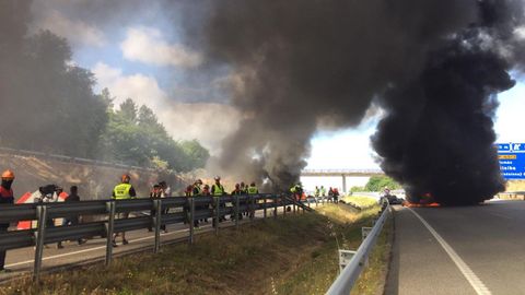 El bloqueo de la A-8, en Vilalba, a las once de esta ma�ana
