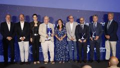 La alcaldesa de A Coru�a, In�s Rey (en el centro), y otras autoridades con los premiados en la Noche de Embajadores de A Coru�a Convention Bureau