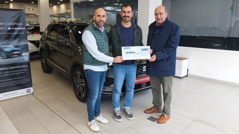 David Gmez, Xabier Teixeira y Rogelio Martnez, en la entrega del bono.