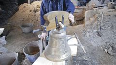 Foto de archivo de la fabricaci�n artesanal de campanas en Caldas de Reis