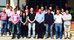 Los participantes posaron ante el Concello acompa�ados por el alcalde cruce�o Jes�s Otero. 