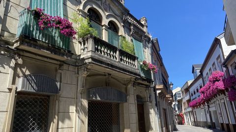 En el casco viejo de O Barco es habitual la imagen de los balcones decorados con flores.