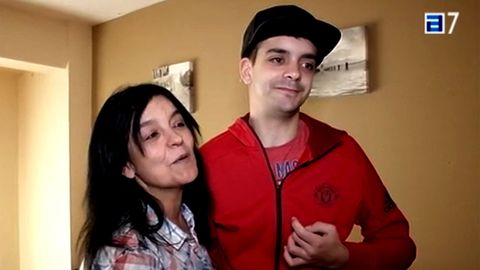 Germán Fernández, junto con Yolanda, su madre, de vuelta a su domicilio de Gijón