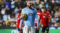 Borja Iglesias, antes de lanzar el penalti en el Celta-Osasuna.