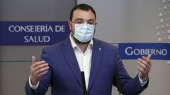 El presidente del Principado, Adri�n Barb�n, ofrece una rueda de prensa tras la reuni�n mantenida en la sede de la Consejer�a de Salud con personal del Servicio de Vigilancia Epidemiol�gica,