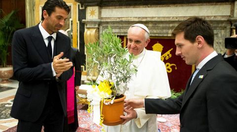 Las selecciones de f�tbol italiana y argentina celebraron un partido en su honor en agosto del 2013. En la imagen, Messi le entrega un �rbol de olivo, mientras el portero de la selecci�n italiana, Gianluigi Buffon aplaude