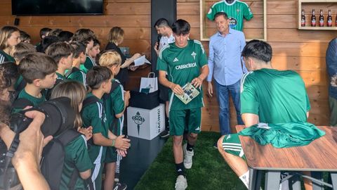 Joel Tenreiro, uno de los juveniles que acaban etapa, recogiendo su distintivo.