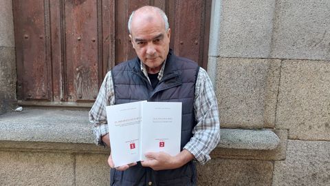 Jos Mara Lago Bornstein con ejemplares de los dos primeros libros de la serie Apuntes para la historia de Sober