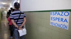 Un grupo de personas haciendo cola en el centro de vacunaci�n de Monforte