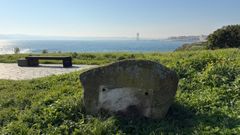 El menhir sin la placa a los pies de la Torre
