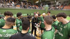 Adrin Dubra explica alguna jugada a sus jugadores en el Vila de Noia.