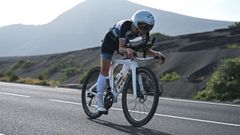 Alejandra G�mez-Ulla, durante la prueba ciclista del Ironman de Lanzarote, en el que consigui� la clasificaci�n a Kona.