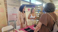 La vicerrectora del campus de Ferrol y la t�cnica de UDC Saudable.