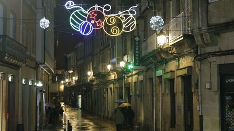 NAVIDAD EN CELANOVA.rboles y farolas, adems de los arcos de luces, estn decorados en las calles de Celanova. A pesar de la lluvia, las luces de Navidad iluminan la vila de san Rosendo