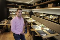 Miguel �ngel inaugur� en Pardo Baz�n la vinoteca-restaurante Abruilla en homenaje a una piedra percebeira de su tierra. 