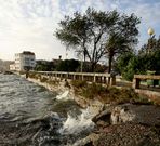 La plaza tiene socavones y la balaustrada ca�da.