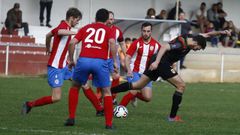 Varios jugadores del CD Foz presionan a un futbolista del Laracha