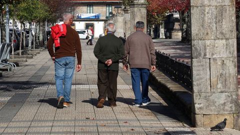 Pensionistas paseando, en una imagen de archivo