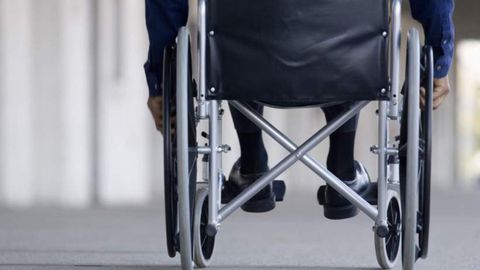 Un persona en una silla de ruedas