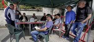 Un grupo de trabajadores contin�a acampado en la puerta de entrada de la f�brica a la espera de una soluci�n para la misma.