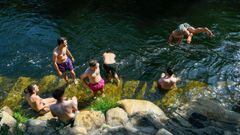 Baistas refrescndose en el rea recreativa A Carixa (Vila de Cruces).