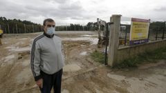 Imagen del presidente del Marino de Mera durante la primera fase de las obras del campo de f�tbol en el 2020