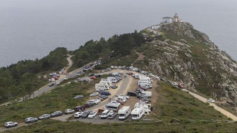 El fin de semana pasado, casi cien autocaravanas, caravanas y furgonetas camperizadas colapsaron el aparcamiento de las inmediaciones del faro de Fisterra.