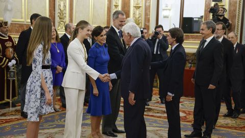 Los reyes Felipe y Letizia, la princesa Leonor, y la infanta Sofa, saludan a los expresidentes del Gobierno, Felipe Gonzlez, Jos Mara Aznar, Jos Luis Rodrguez Zapatero, y Mariano Rajoy, durante el saludo a los asistentes posterior al acto de la jura de la Constitucin