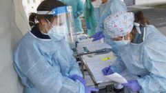 Personal sanitario durante el cribado realizado en Mugardos a principios de febrero