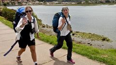 Dos peregrinas polacas ayer a su paso por A Ramallosaen la ruta portuguesa por la costa.