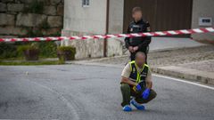 Imagen de la polica cientfica recogiendo muestras tras el apualamiento en Carreira